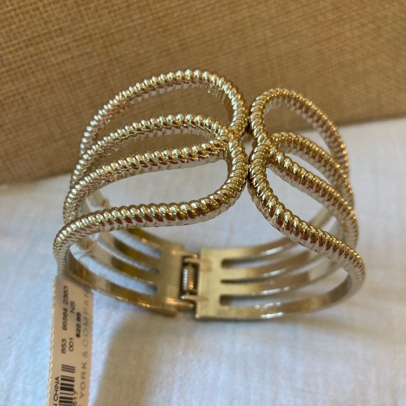 Hinged Statement Open Design Bracelet - Picture 3 of 5